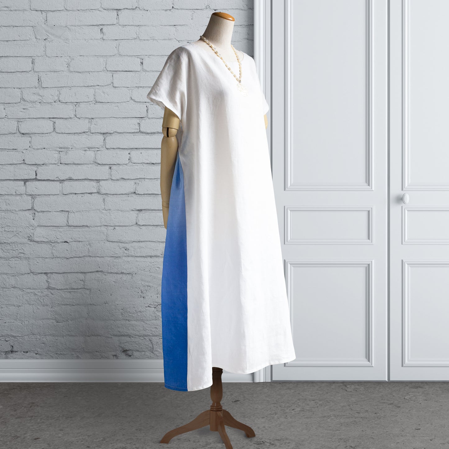 Signature 亞麻 白色×天空藍漸層 側褶洋裝（法式袖）