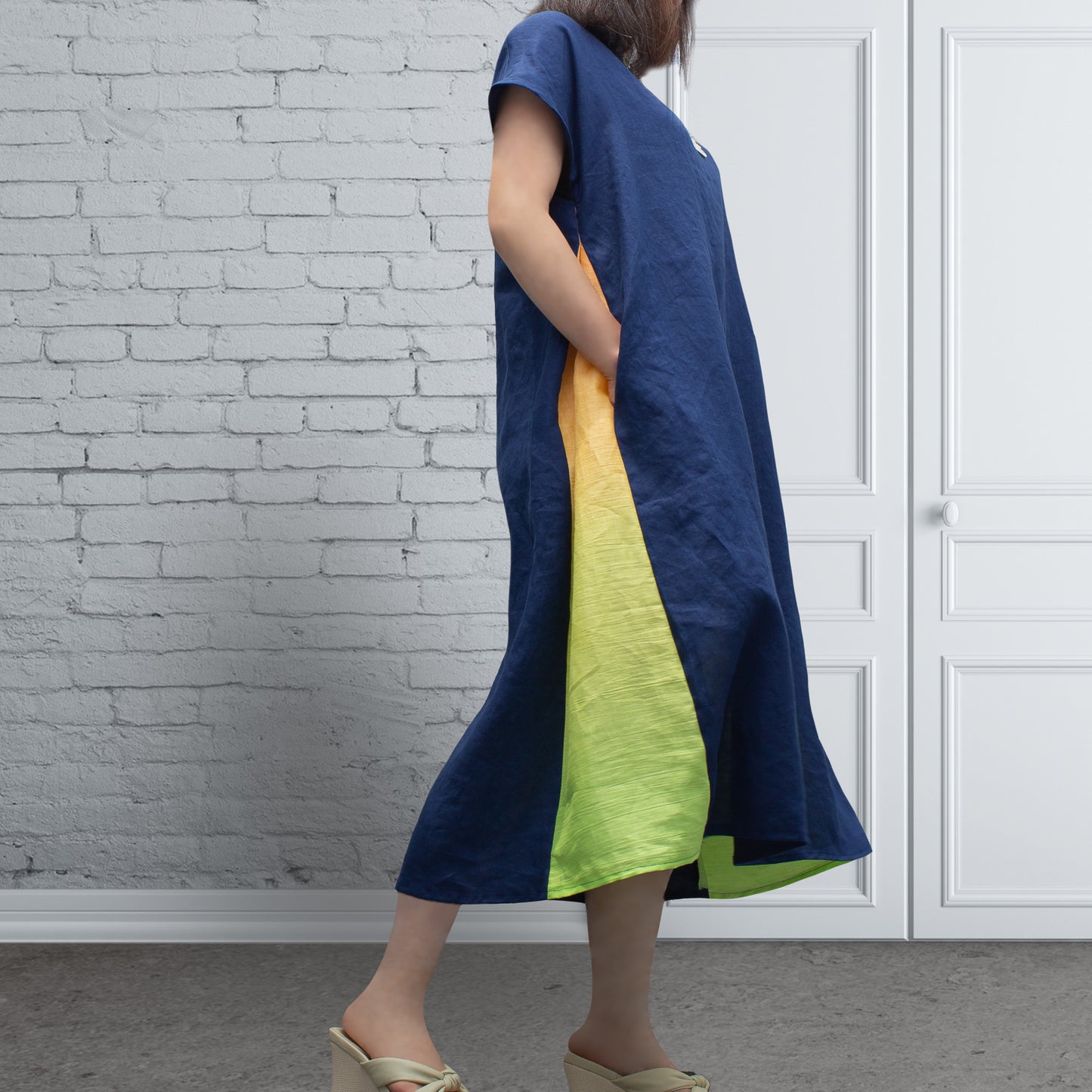 Signature 亞麻 深藍 × 鸚鵡色漸層 側褶連衣裙（法式袖）