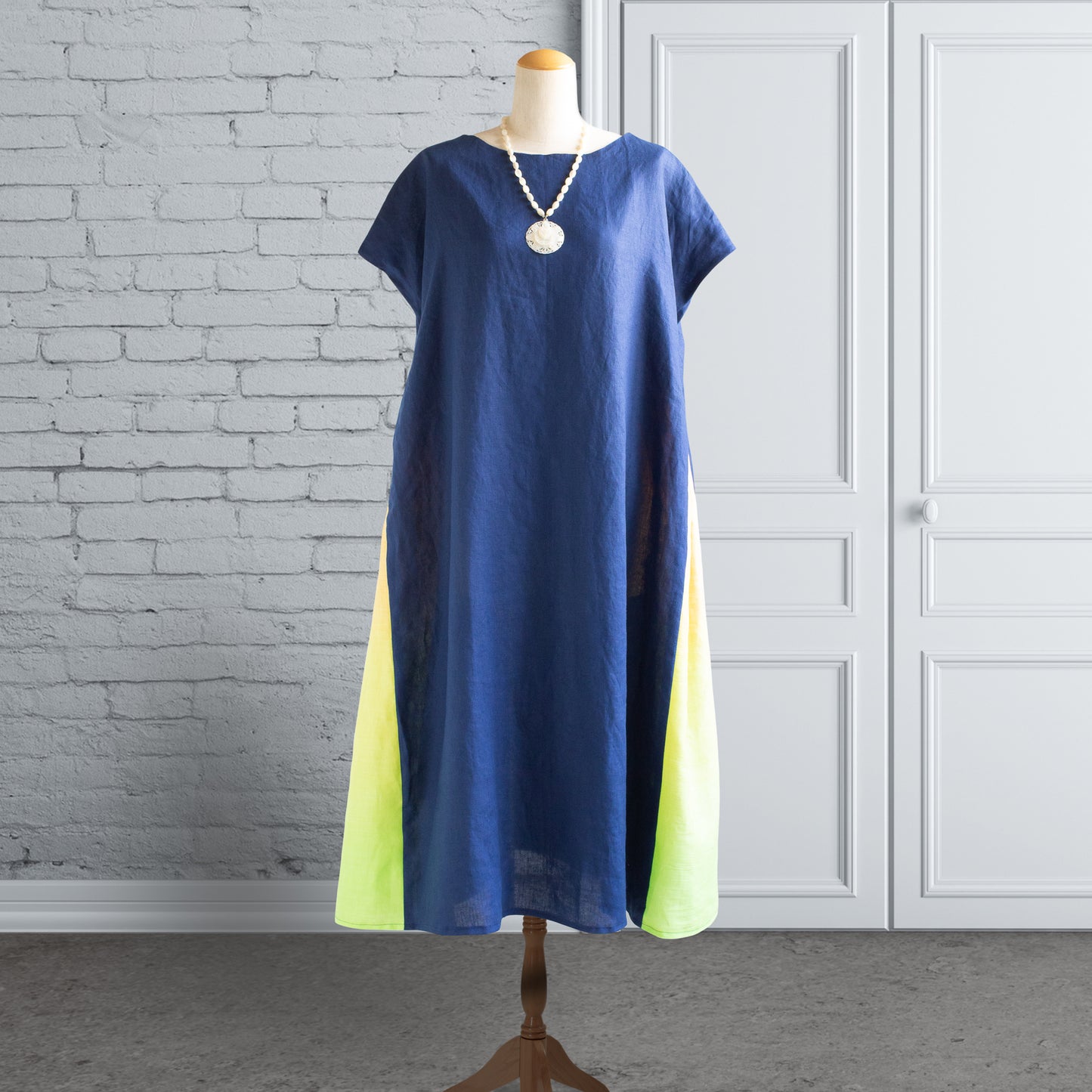 Signature 亞麻 深藍 × 鸚鵡色漸層 側褶連衣裙（法式袖）