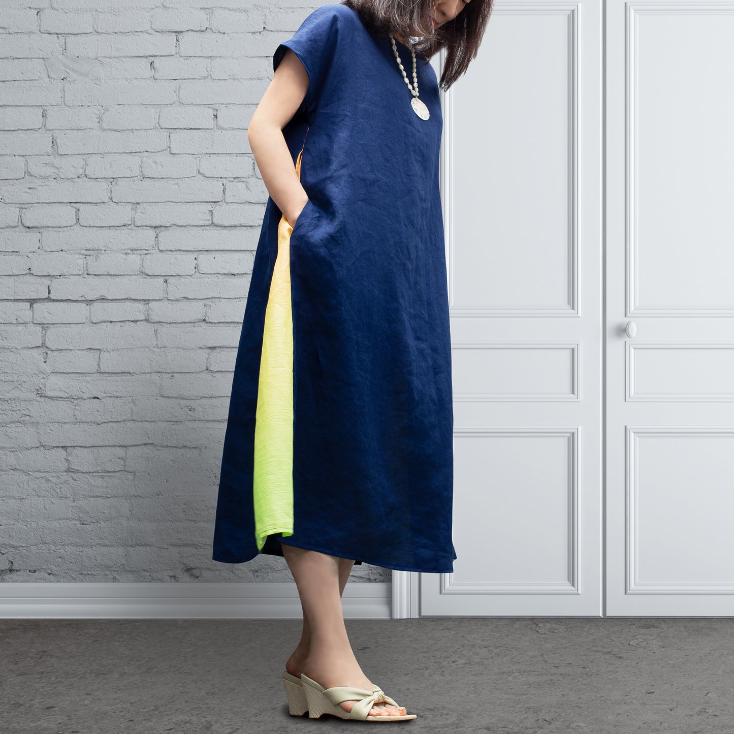 Signature 亞麻 深藍 × 鸚鵡色漸層 側褶連衣裙（法式袖）
